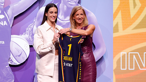 Кейтлин Кларк восхитительно выглядит в белом Prada на драфте WNBA: смотрите фото