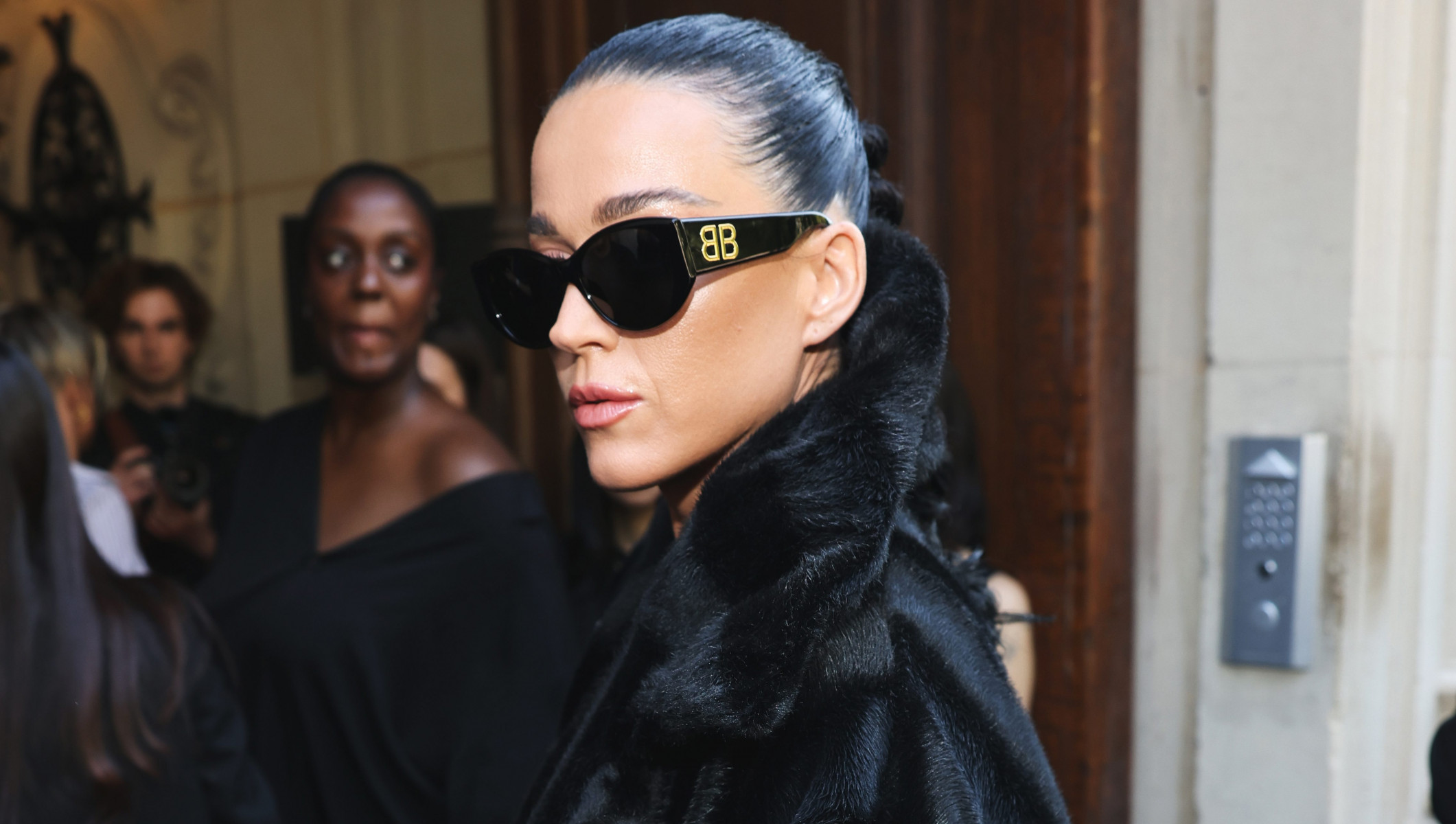 Критика песни Katy Perry «Woman's World» из-