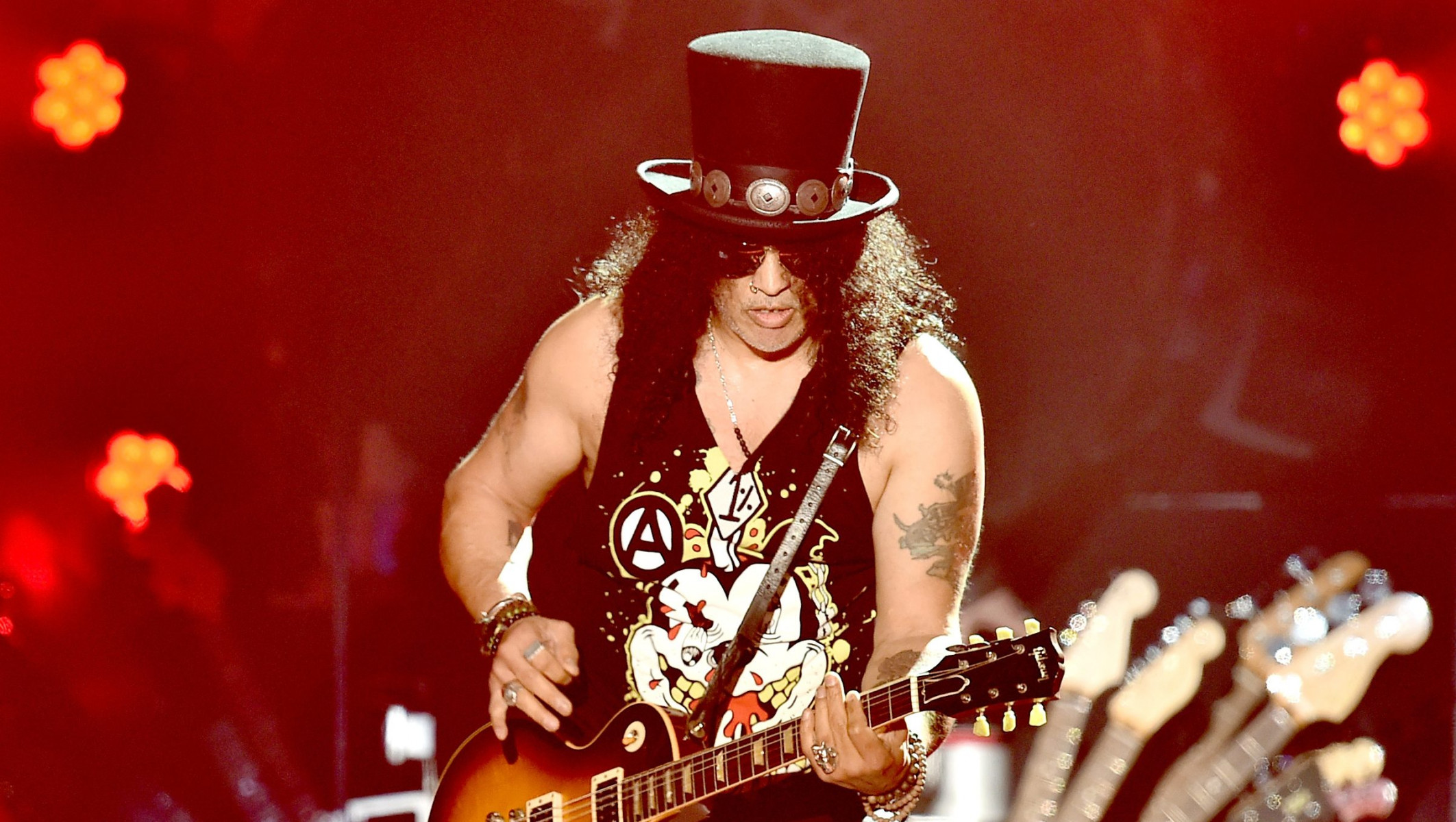 Гитарист Guns N' Roses, Slash, объявил о смерти