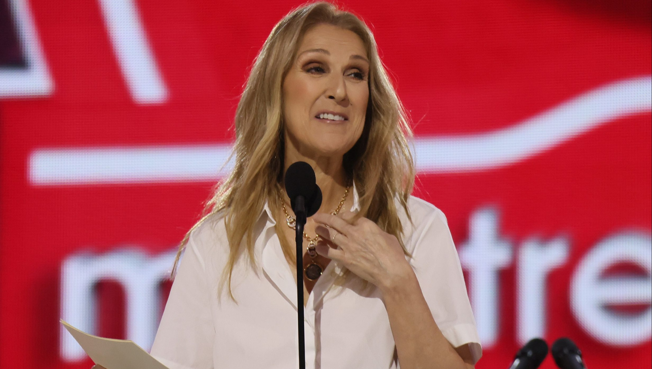 Celine Dion в хорошем настроении прибыла в