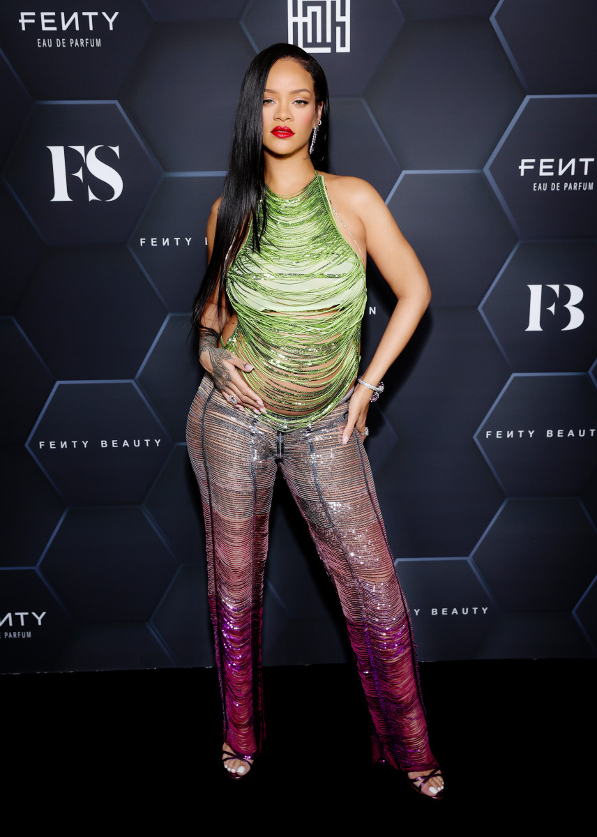 Rihanna показала трусики в новом видео в In