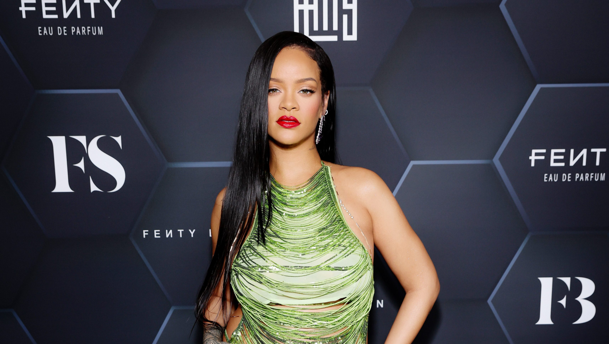 Rihanna показала трусики в новом видео в In
