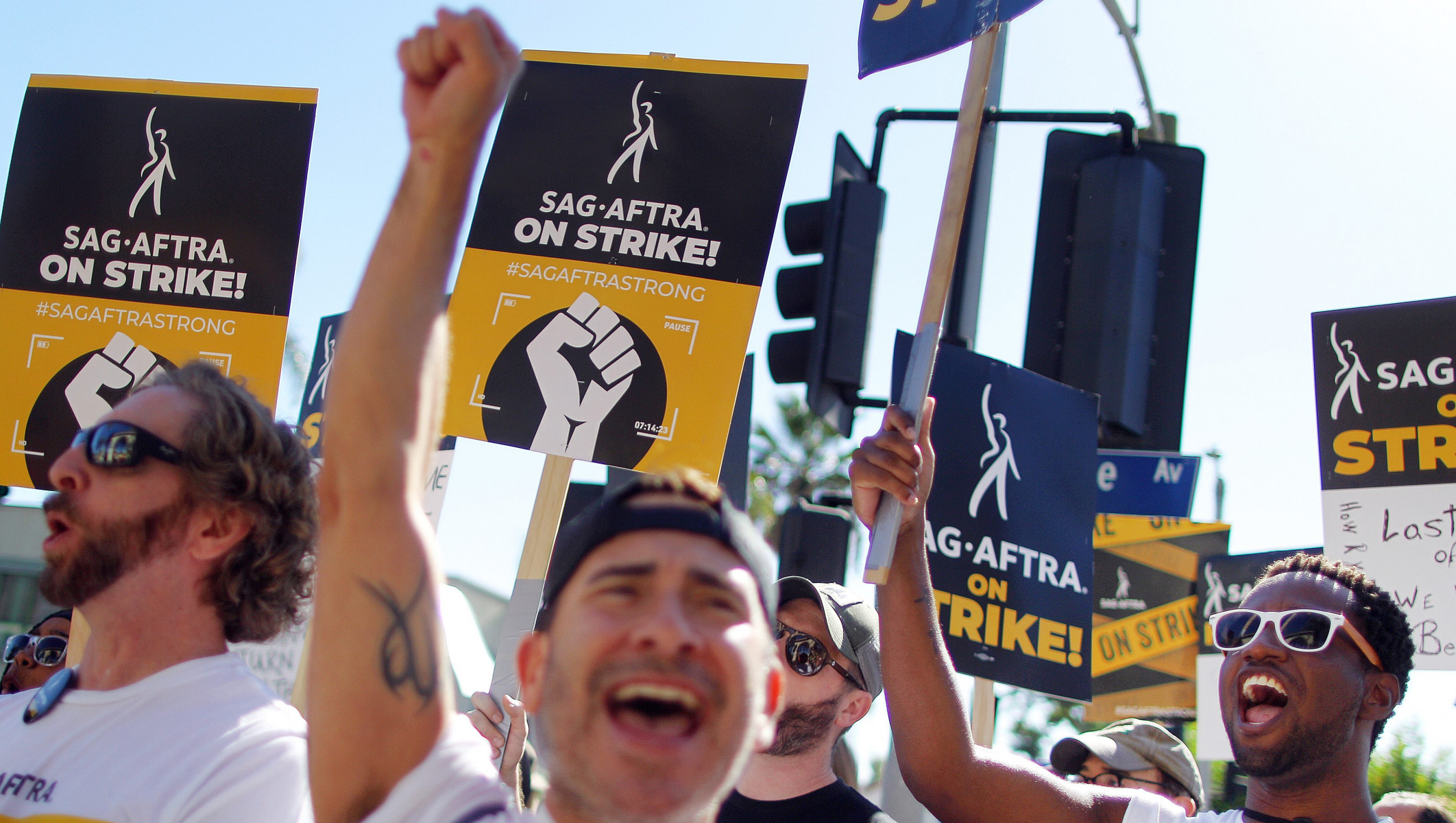 SAG-AFTRA бастует против использования ис