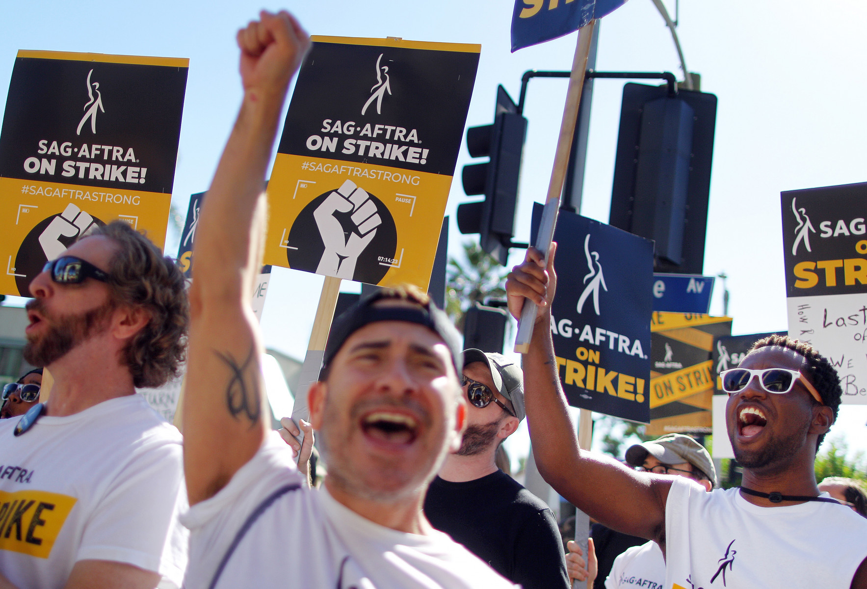 SAG-AFTRA бастует против использования ис