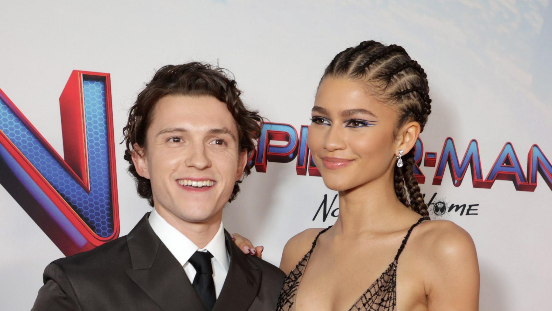 Zendaya приносит Тому Холланду подарок на