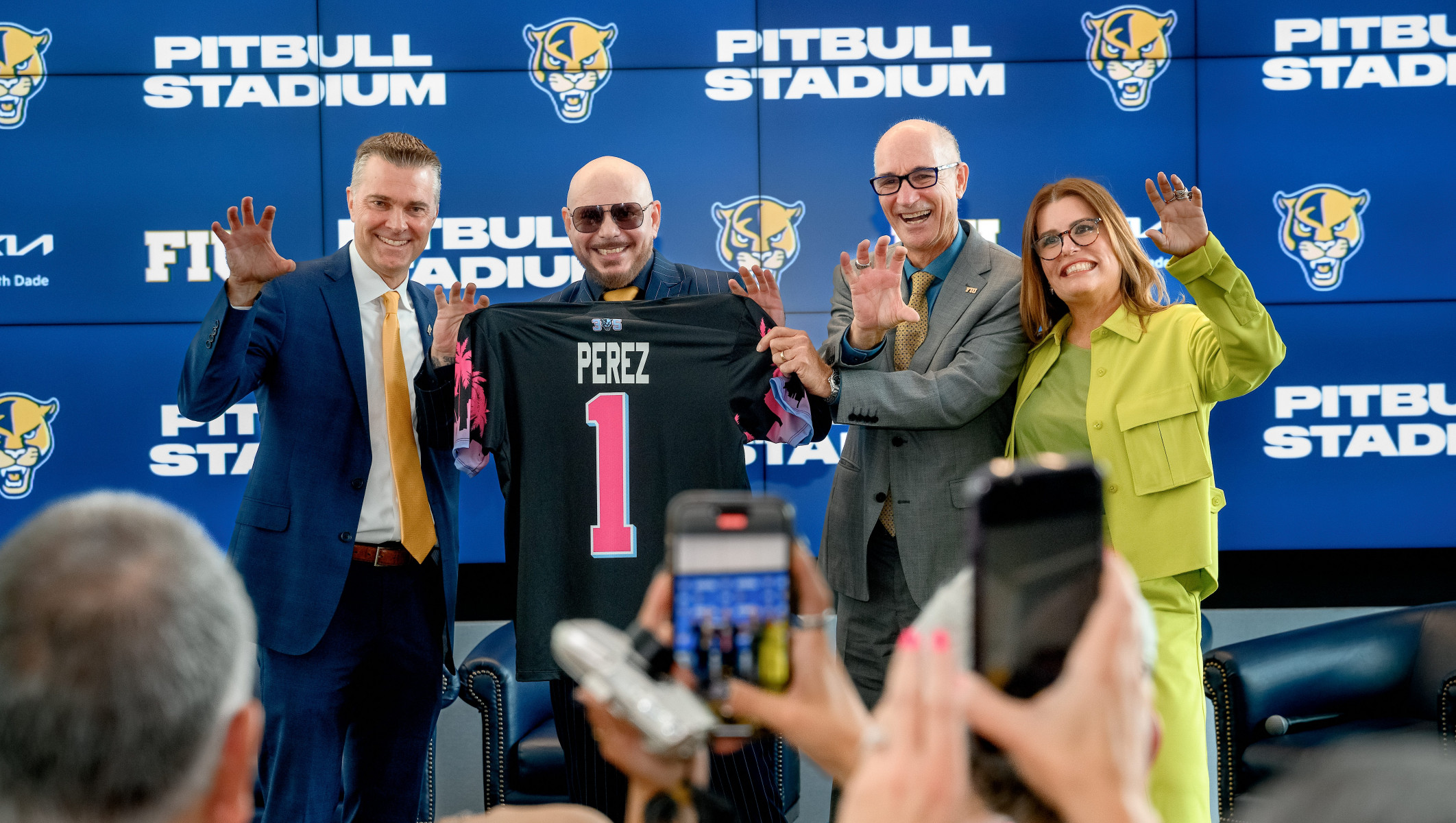 Pitbull привносит огонь в Майами с полной