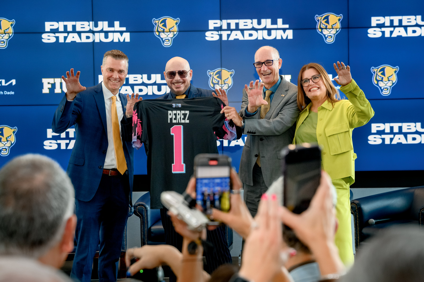 Pitbull привносит огонь в Майами с полной
