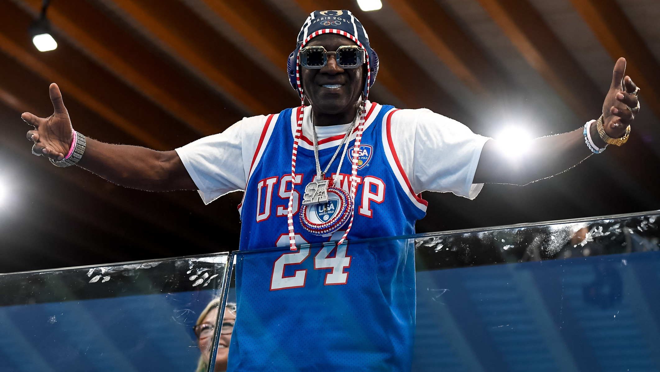 Flavor Flav готовит бронзовое украшение дл