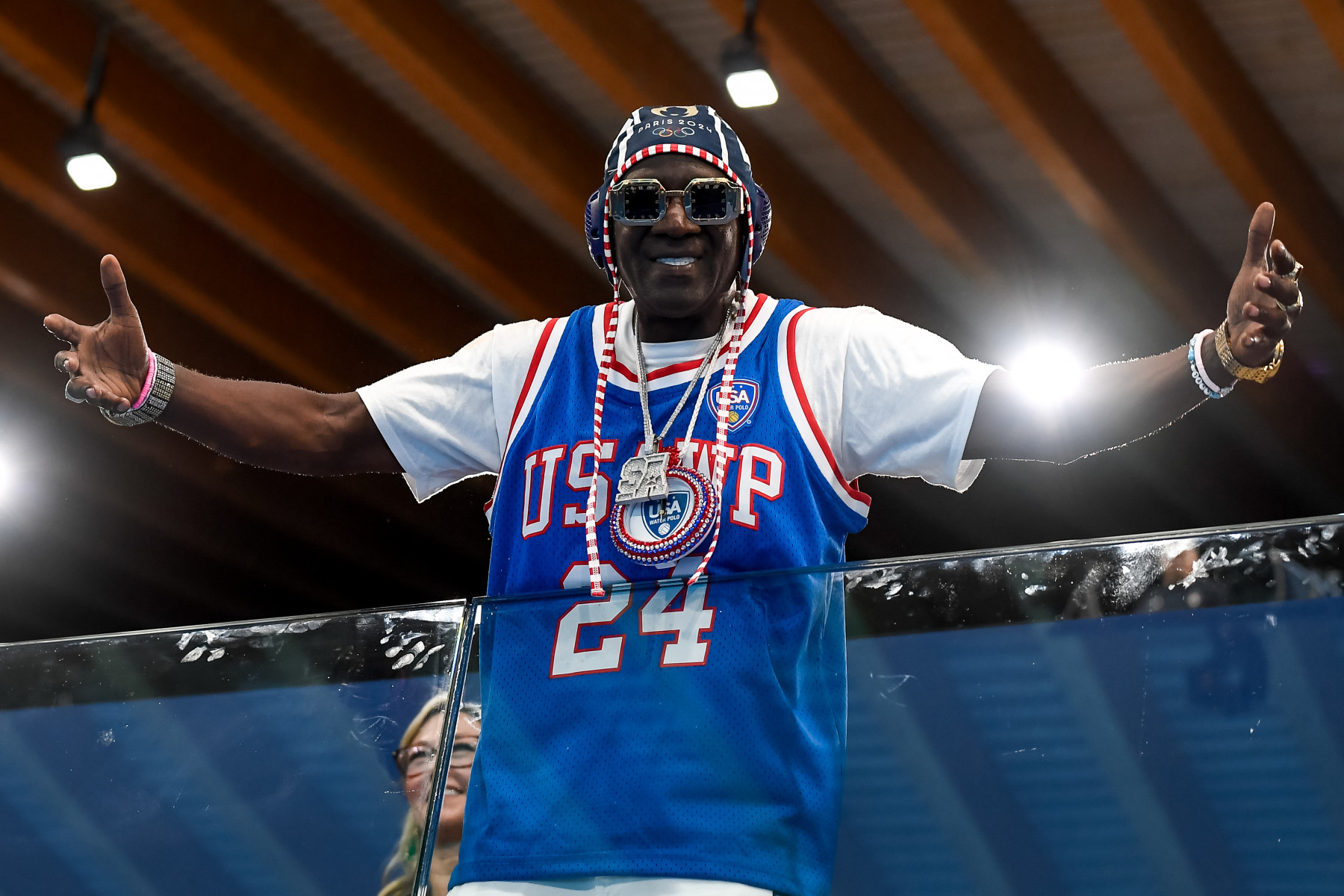 Flavor Flav готовит бронзовое украшение дл