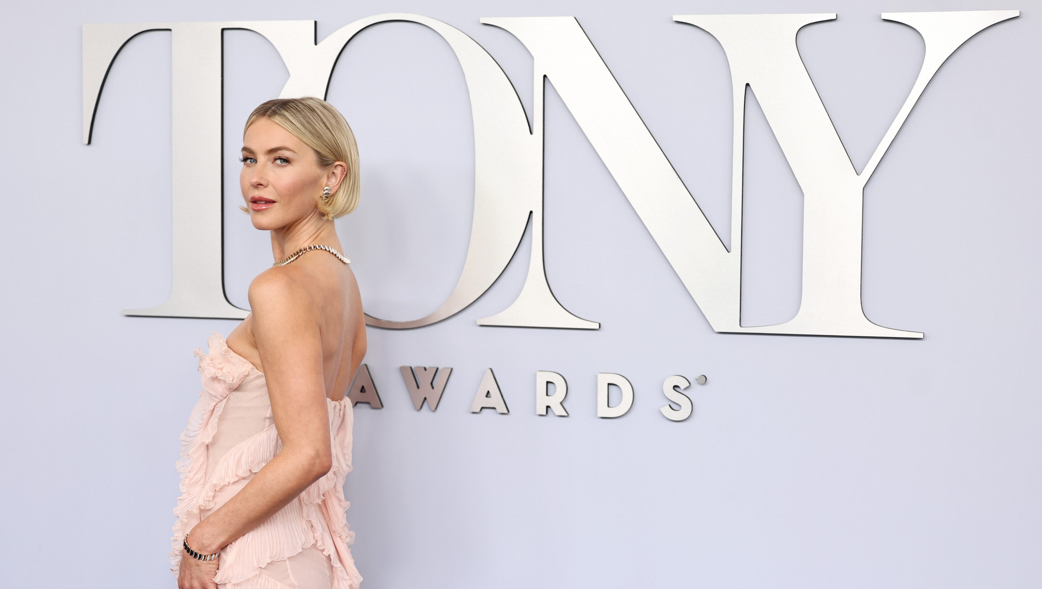 Julianne Hough рассказала, почему она расста
