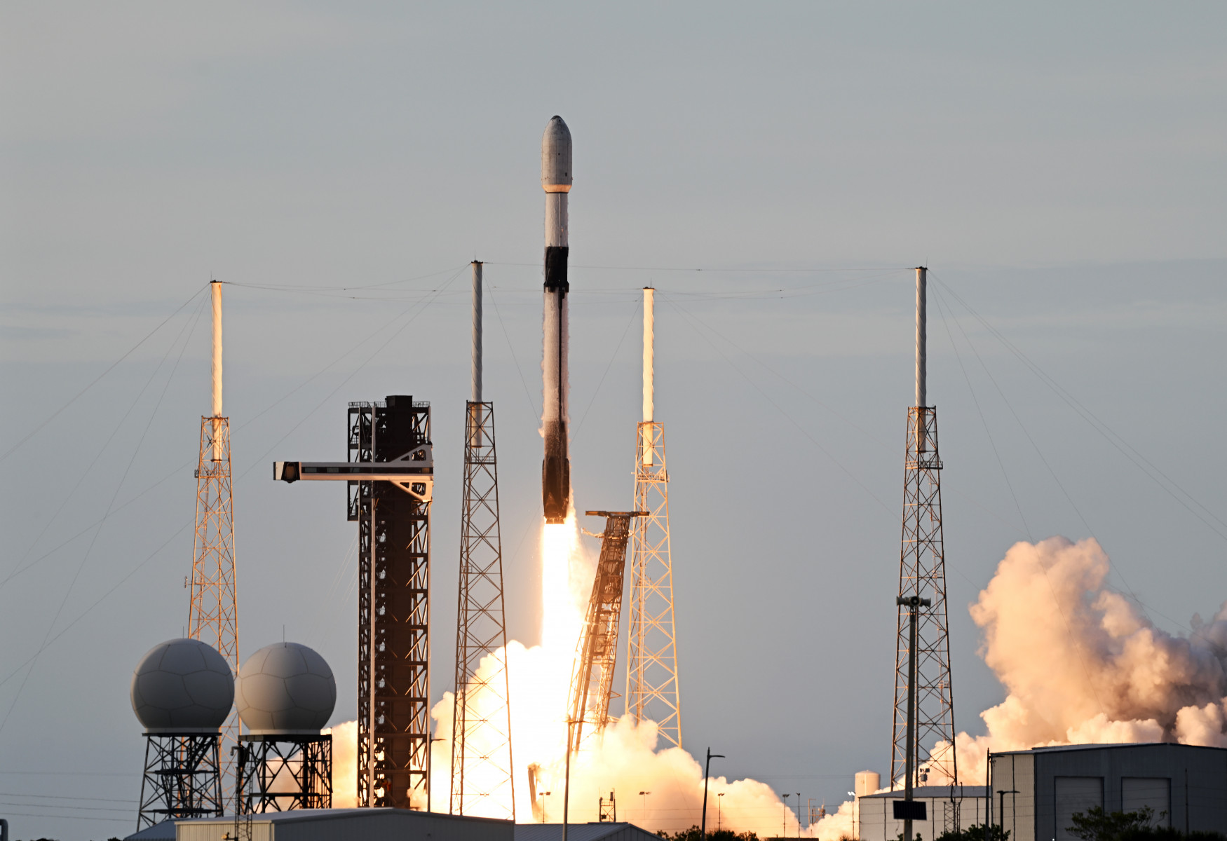 SpaceX запустила пару спутников Maxar Intelligen
