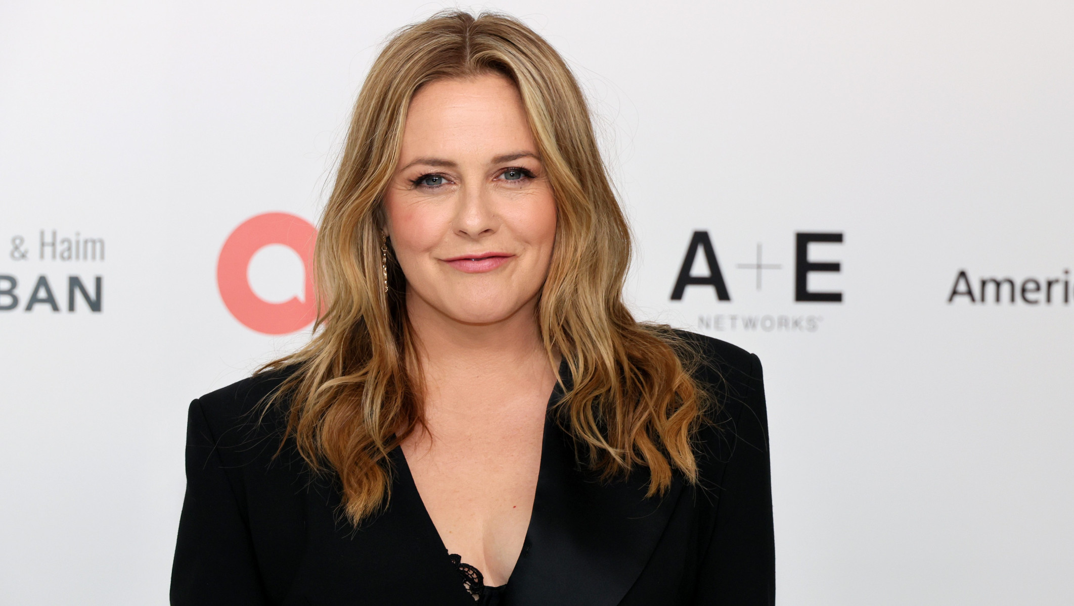Alicia Silverstone нашла загадочный фрукт в Ан