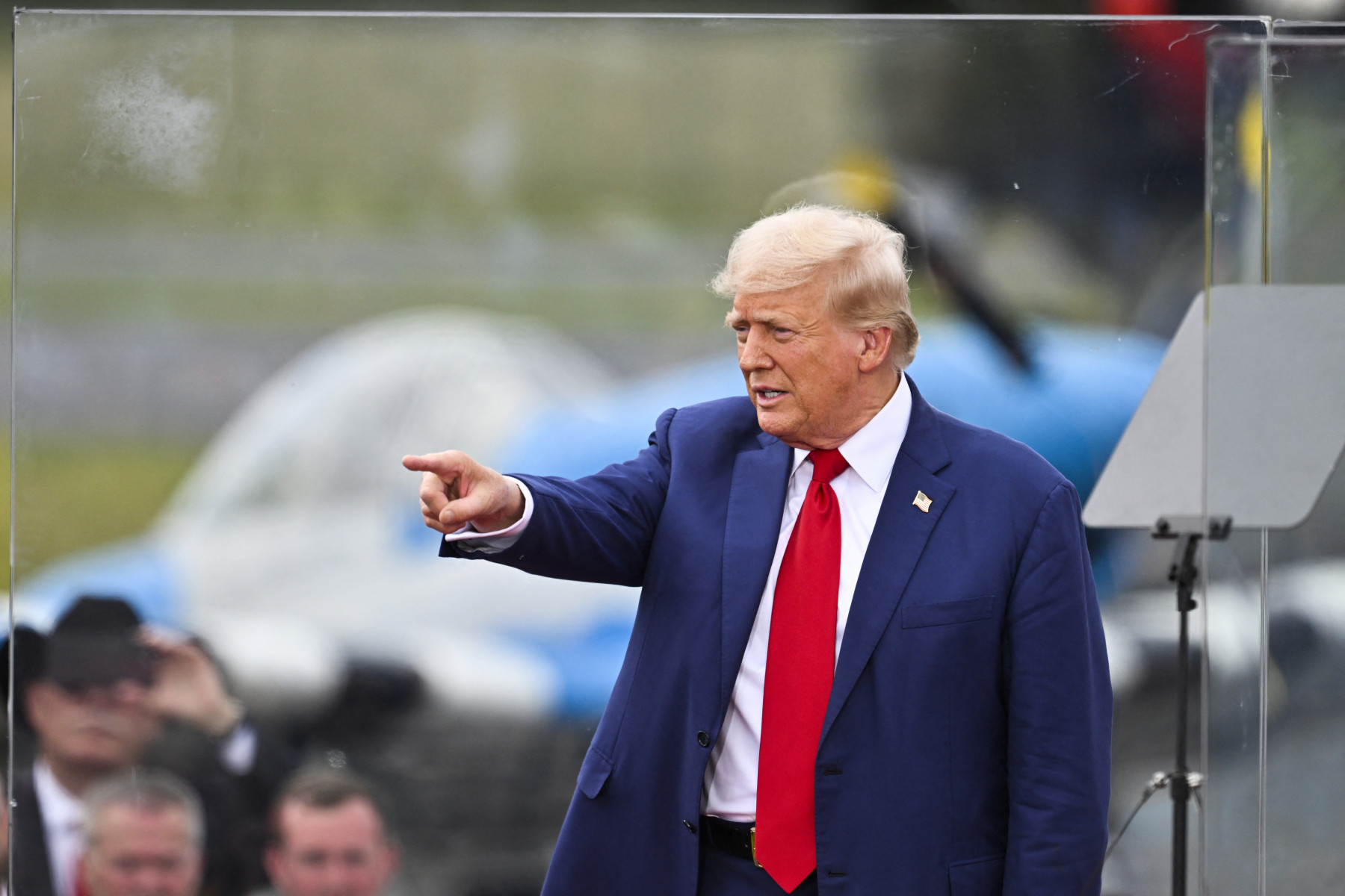 Бывший президент Дональд Трамп под ус