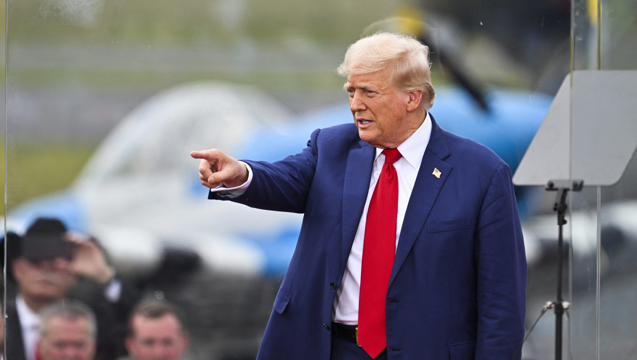 Бывший президент Дональд Трамп под ус