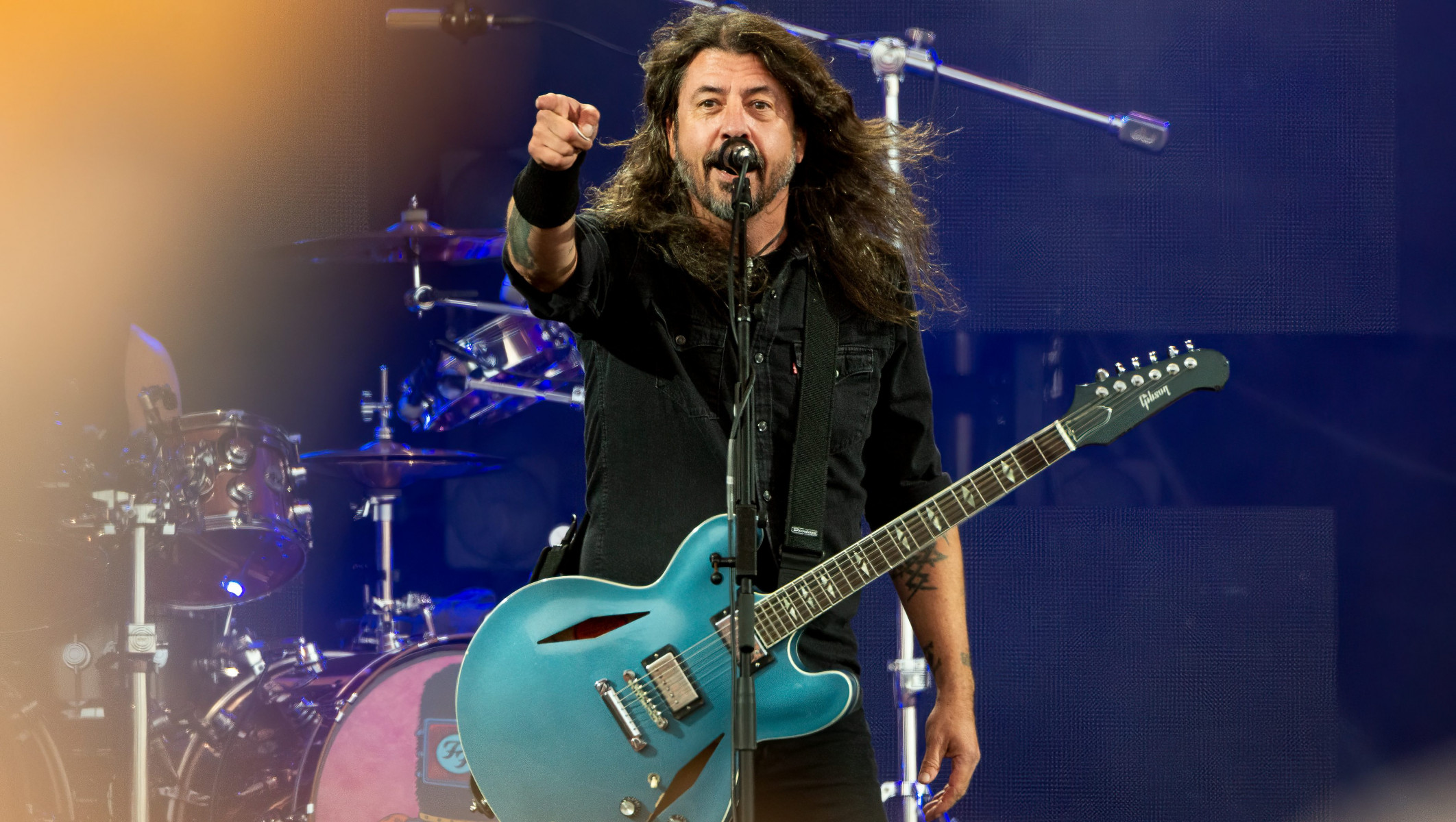 Foo Fighters планируют пожертвовать на камп