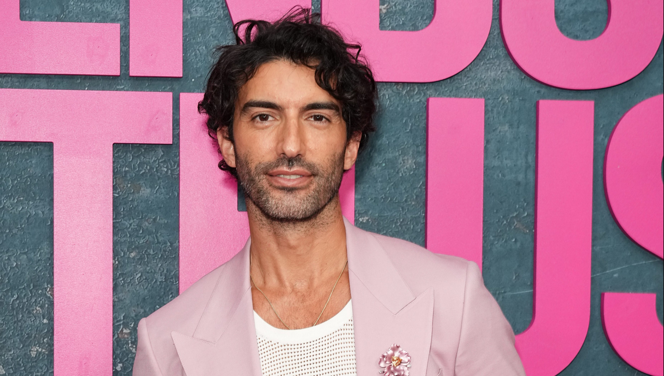 Justin Baldoni поддержал выживших от домашне