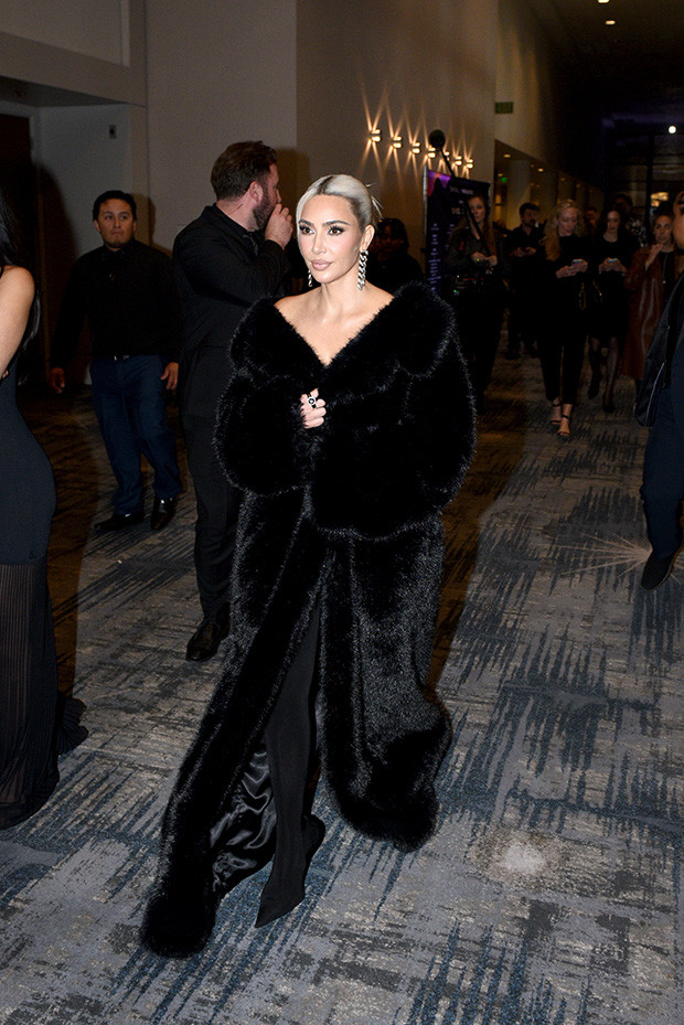 Kim Kardashian удивила платиновыми волосами