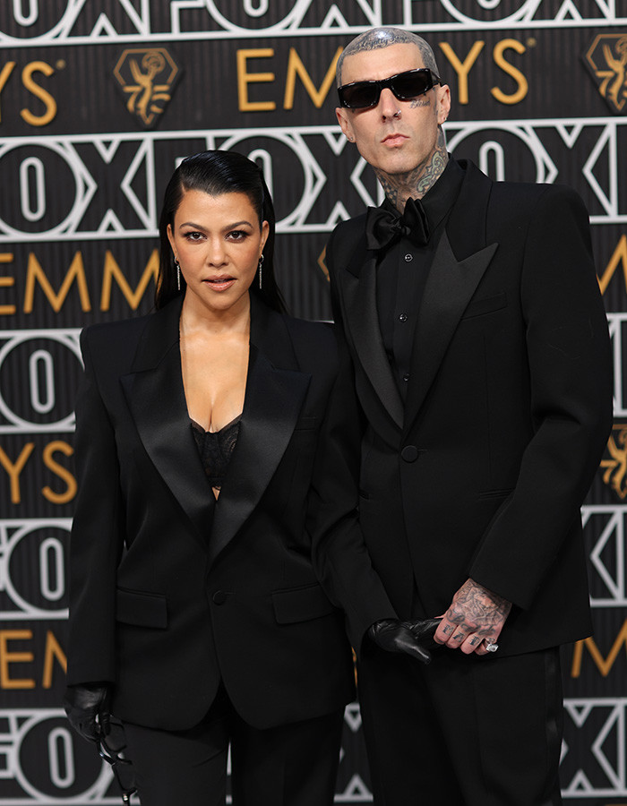 Kourtney Kardashian и Travis Barker шутят и дразнят др