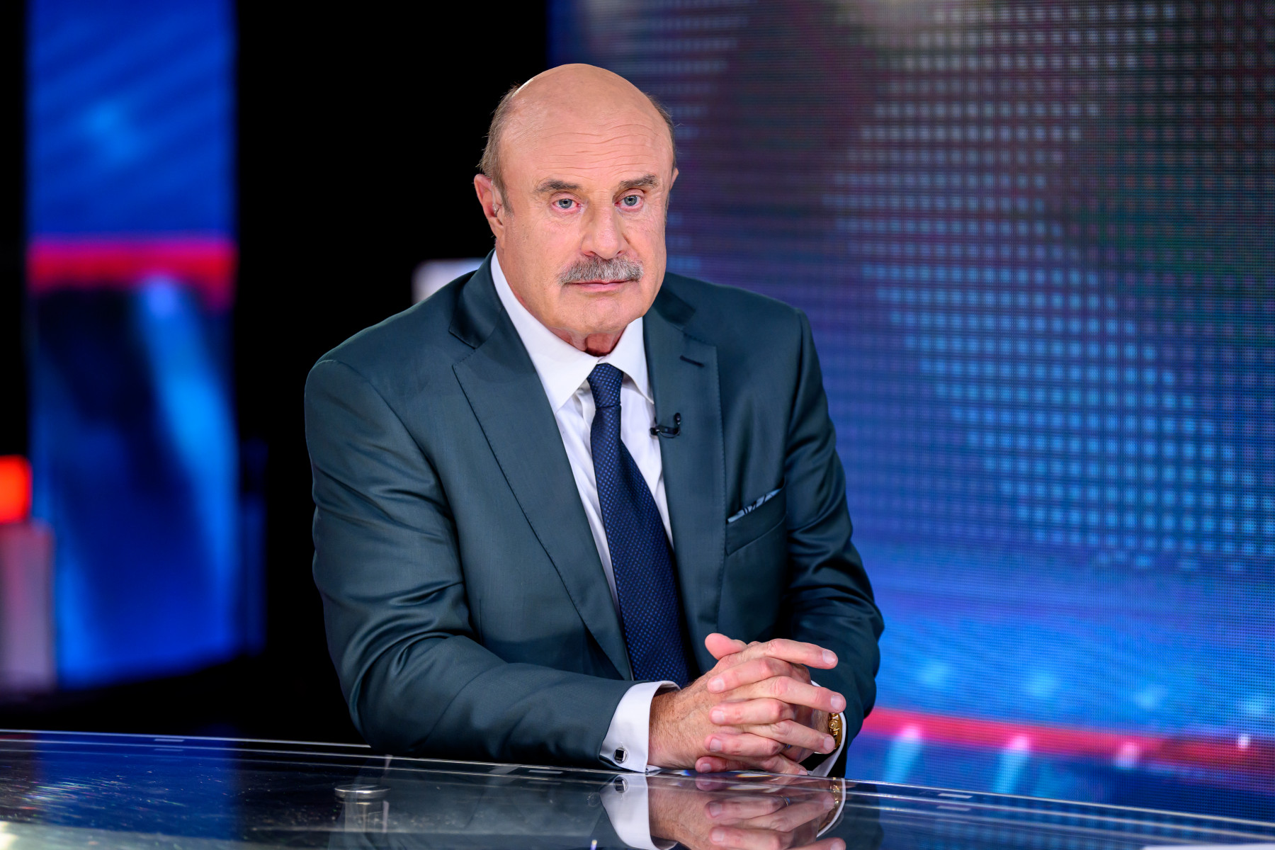 Dr. Phil присоединился к звездам, поддерж
