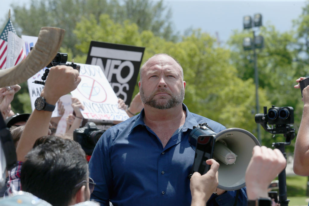 The Onion приобрела «InfoWars» Алекса Дж