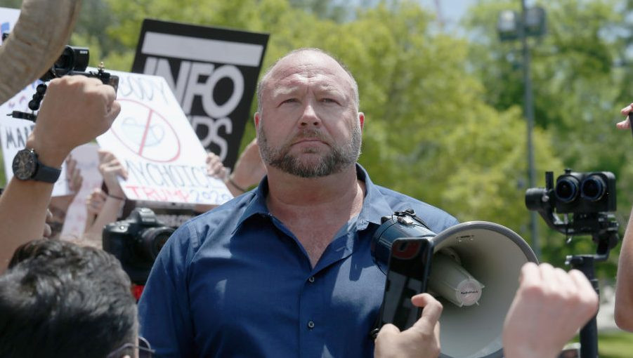 The Onion приобрела «InfoWars» Алекса Дж