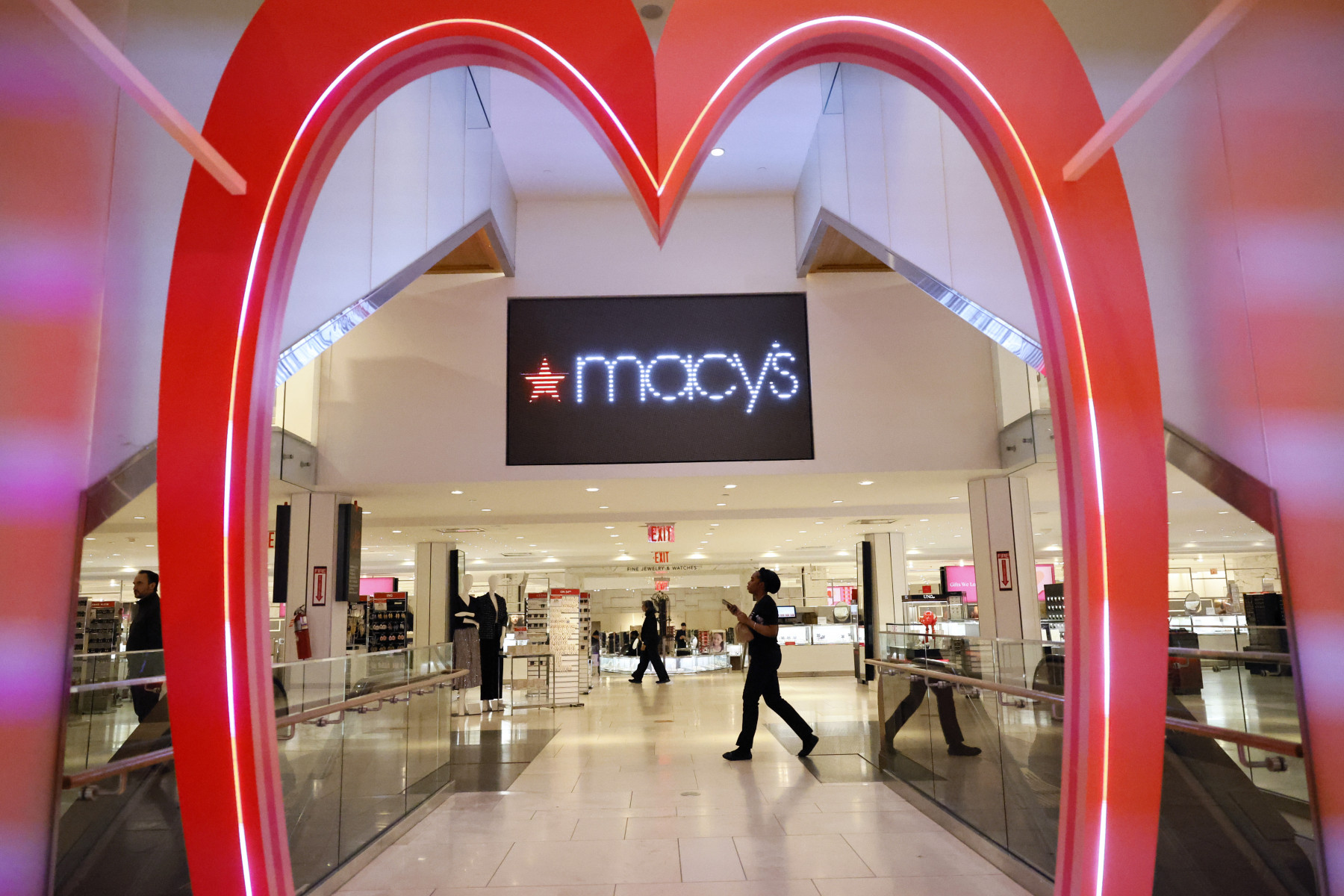 Скандал в Macy’s: бывший сотрудник скр