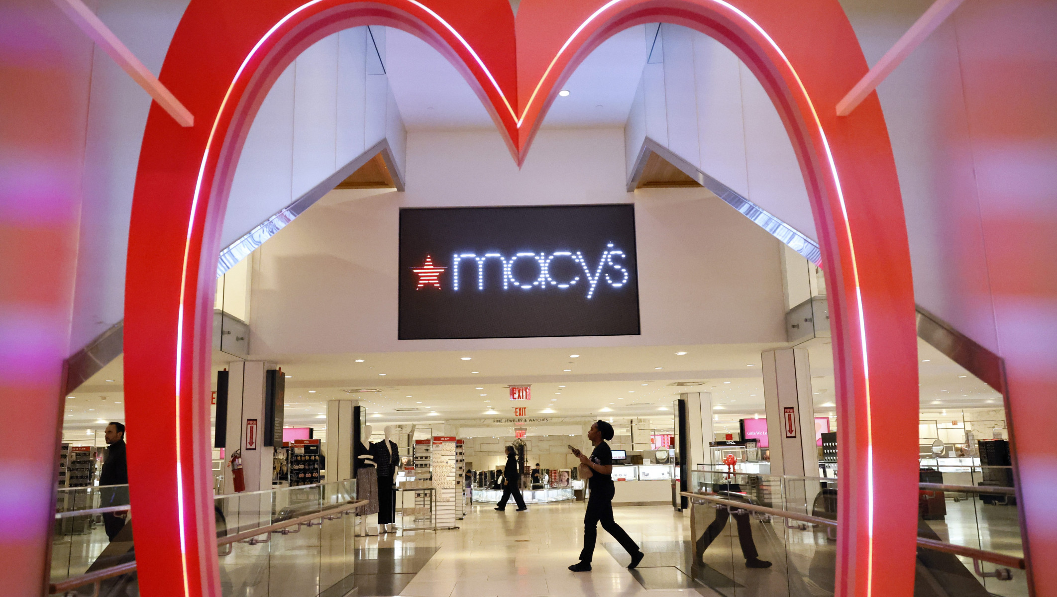 Скандал в Macy’s: бывший сотрудник скр