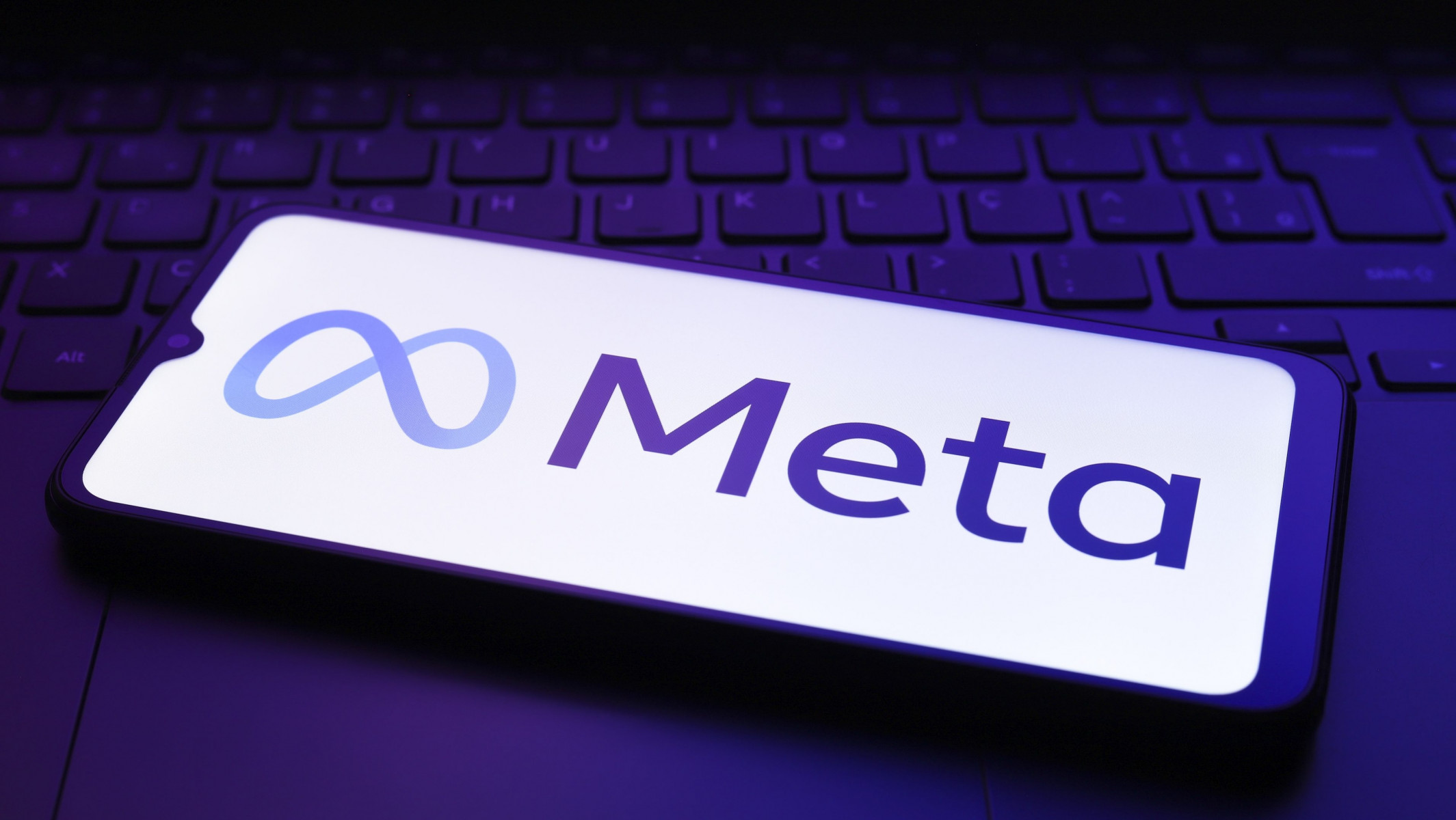 Сбой Meta: сотни тысяч пользователей Facebo