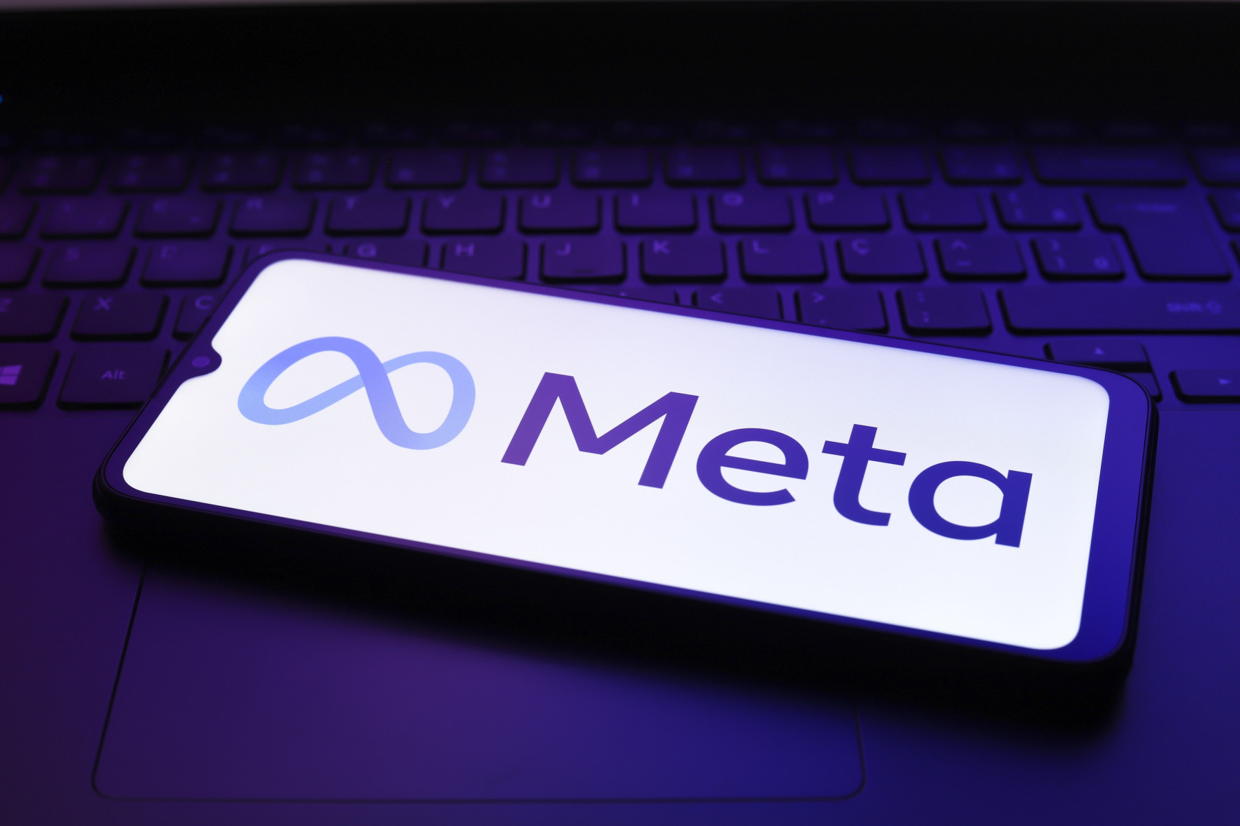 Сбой Meta: Facebook, Instagram, WhatsApp и Messenger не раб
