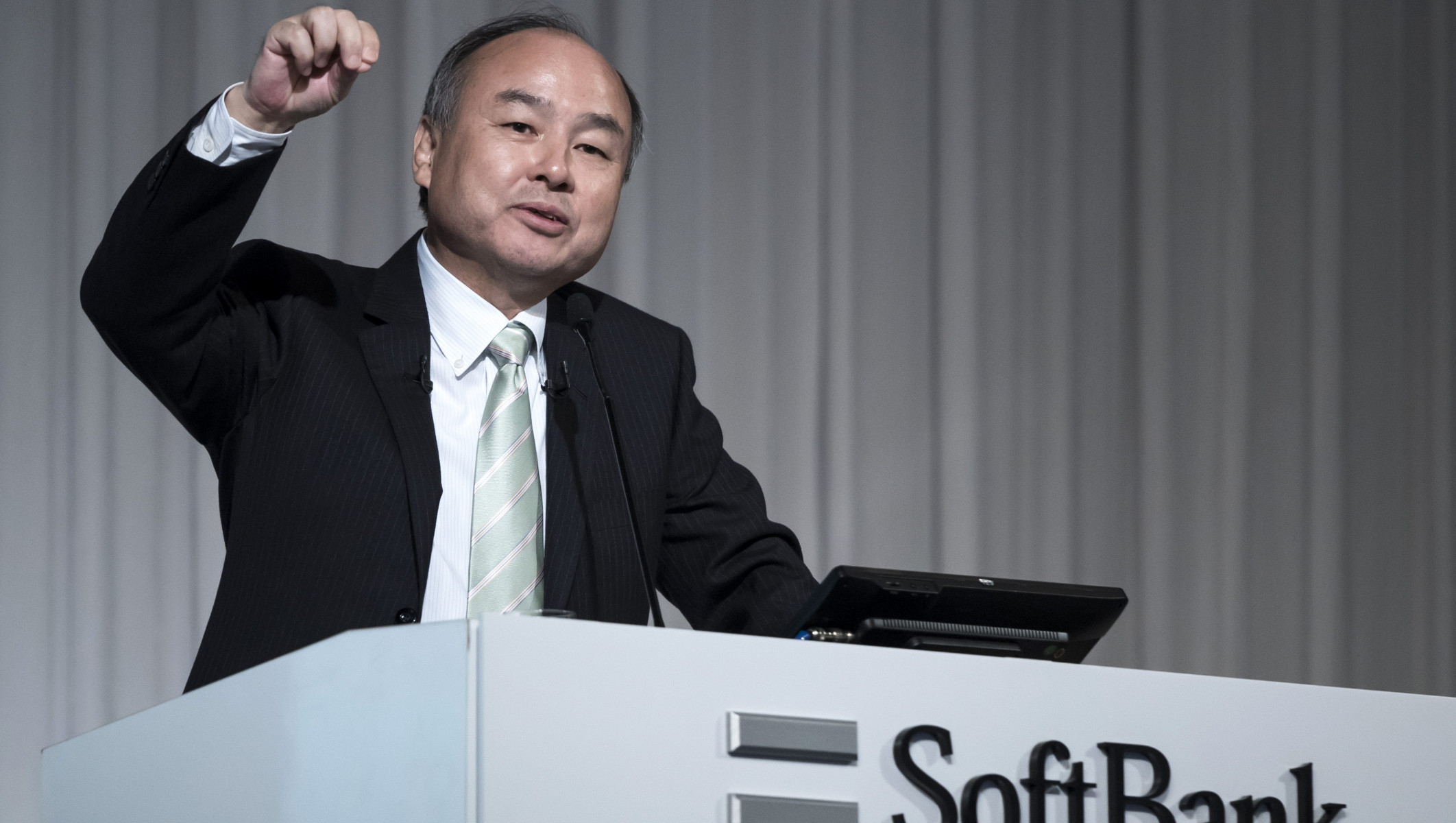Masayoshi Son обещает инвестировать $ 100 млрд