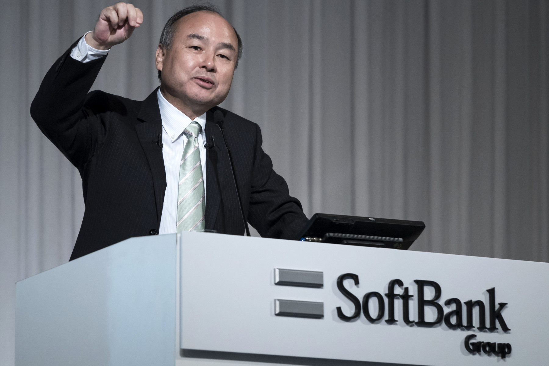 Masayoshi Son обещает инвестировать $ 100 млрд