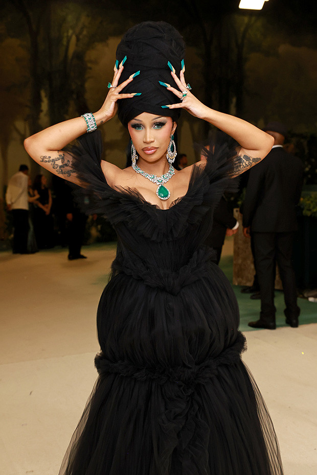 Cardi B отреагировала на негативные комм