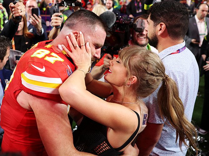 Travis Kelce выбрал три хита Тейлор Свифт из
