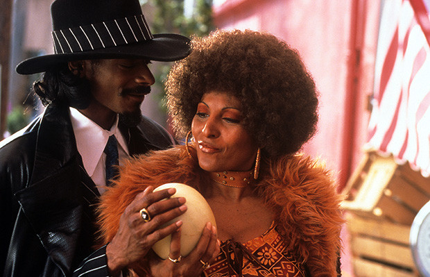 Pam Grier рассказала о поцелуях Snoop Dogg во в
