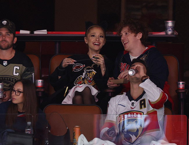 Ariana Grande и Ethan Slater на игре Florida Panther’s: