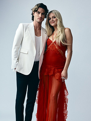 Kelsea Ballerini и Chase Stokes отмечают 18 месяцев л