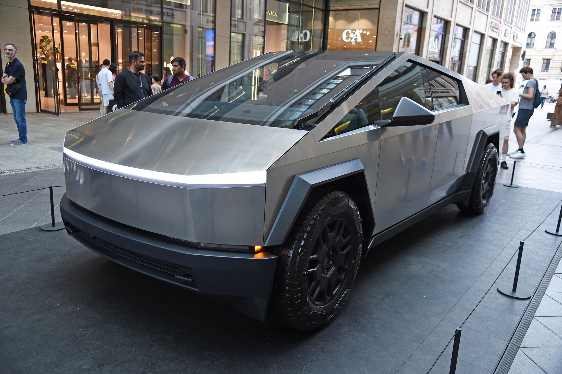 Взрыв Tesla Cybertruck в Лас-Вегасе: подробнос