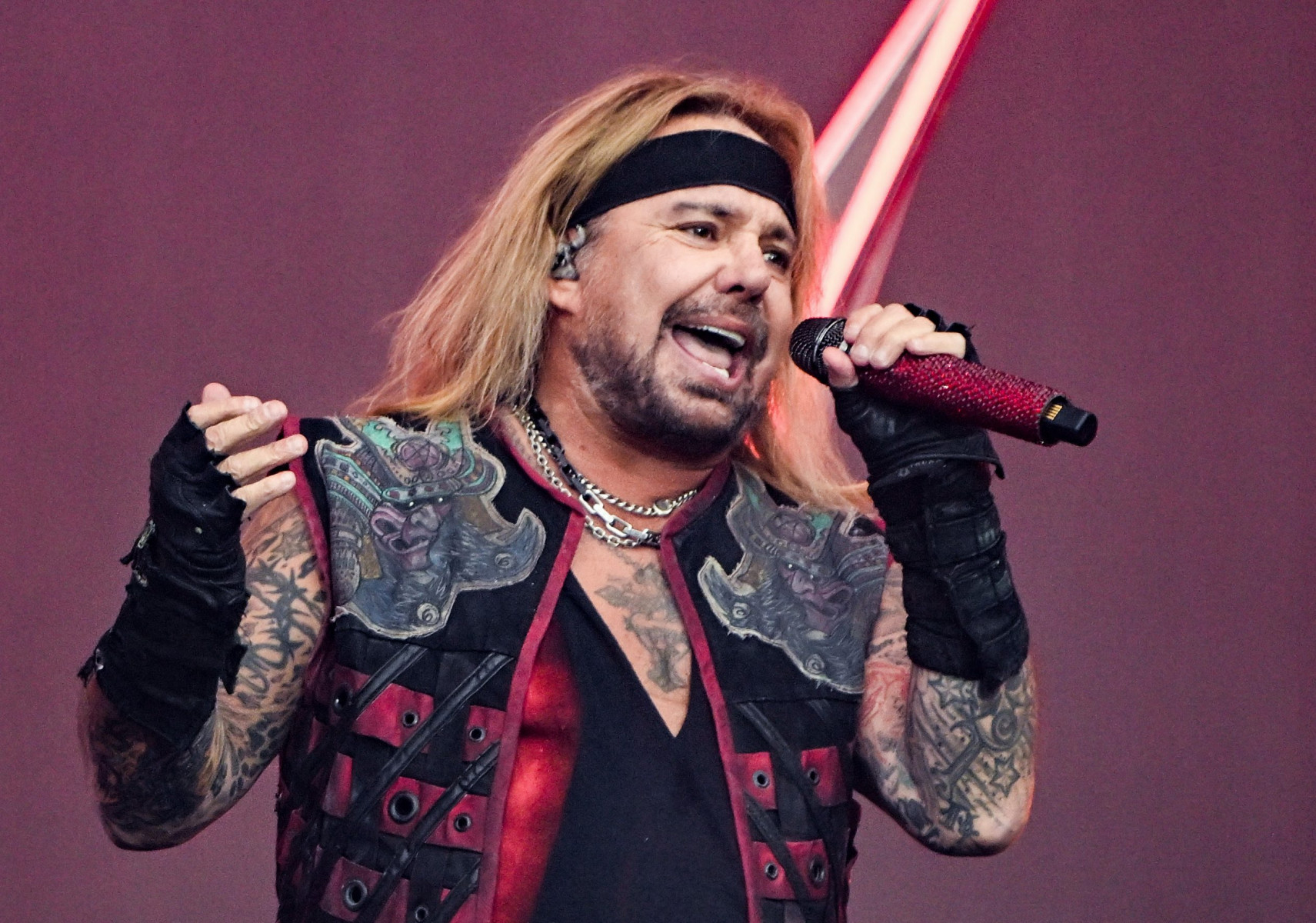 Певец Mötley Crüe Vince Neil выжил в авиакатаст