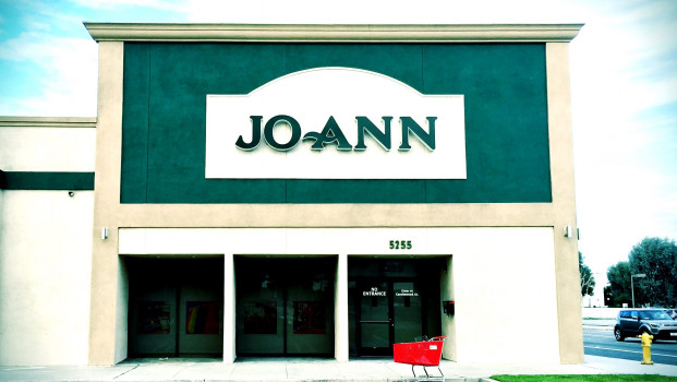 Jo-Ann Stores закрывает сотни магазинов по всей Америке: подробности и причины