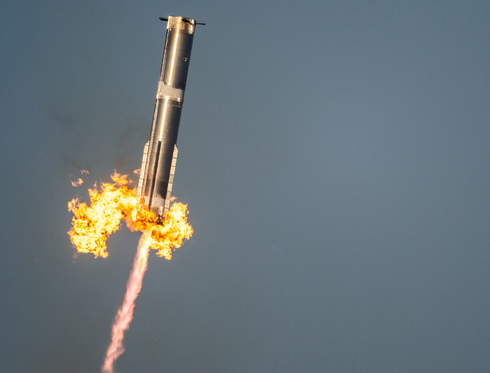 Взорвавшийся в воздухе SpaceX Starship вызва