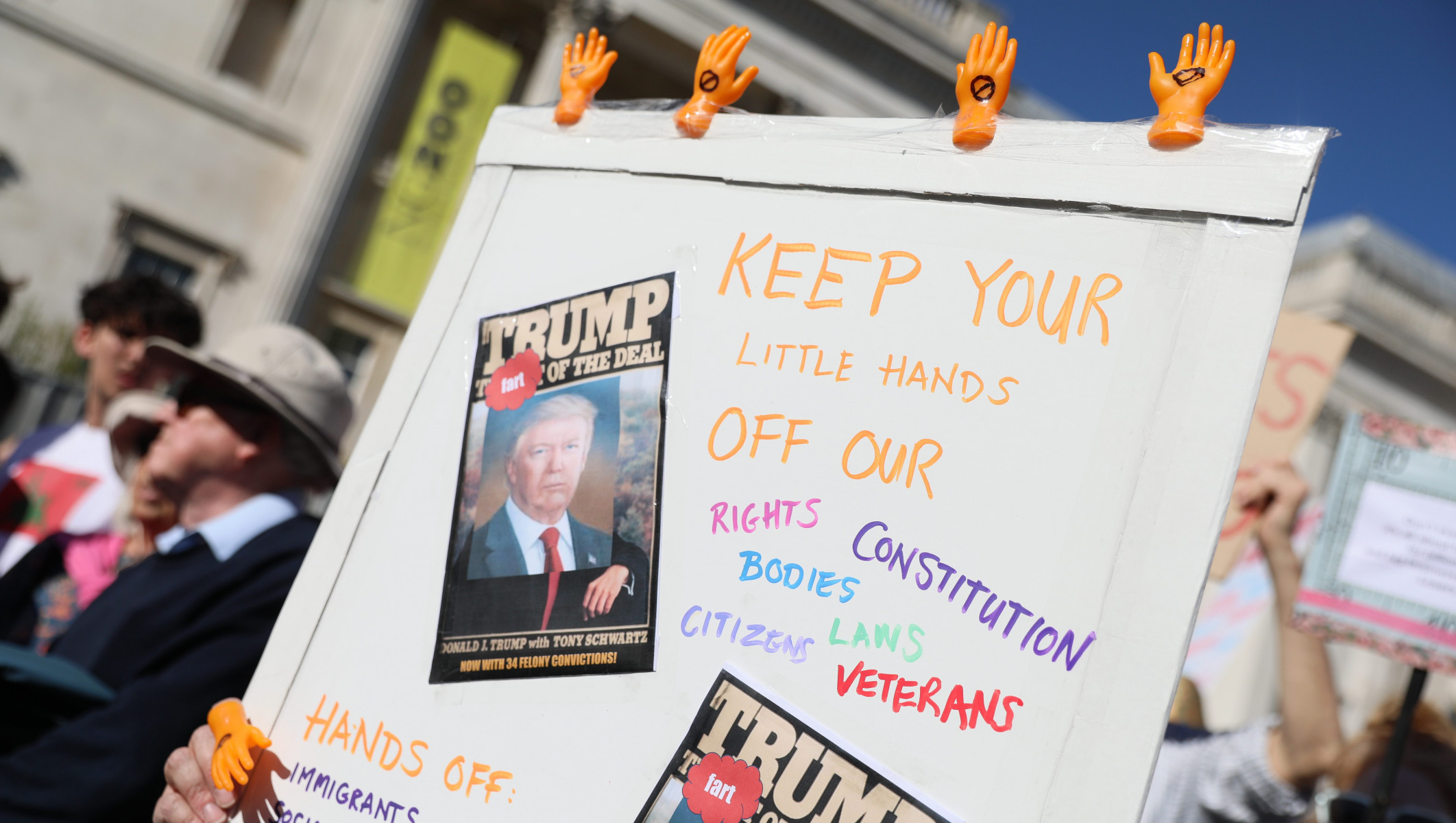 Протесты Hands Off против Трампа: что прои