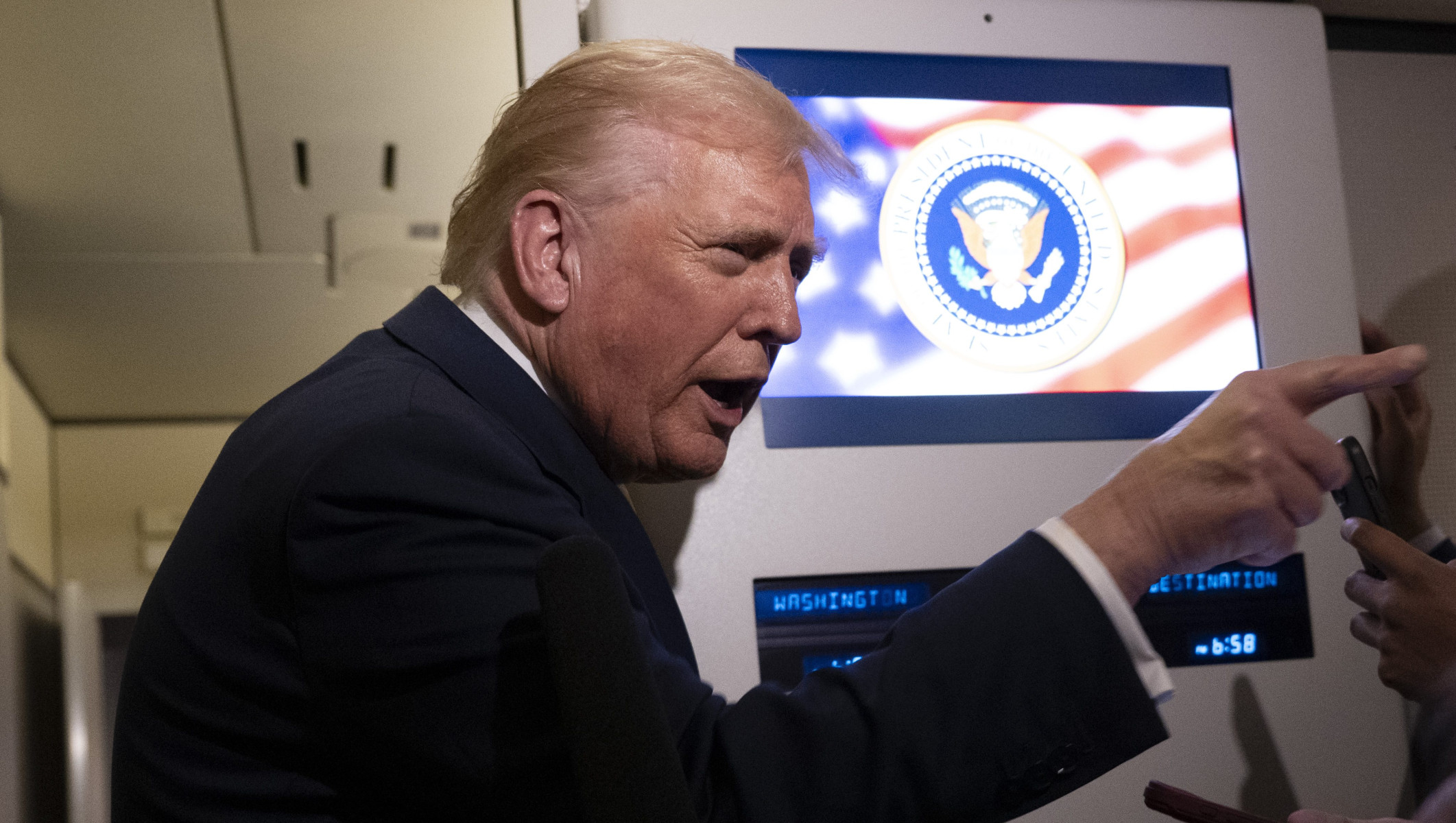 Скандал на борту Air Force One: Трамп назвал