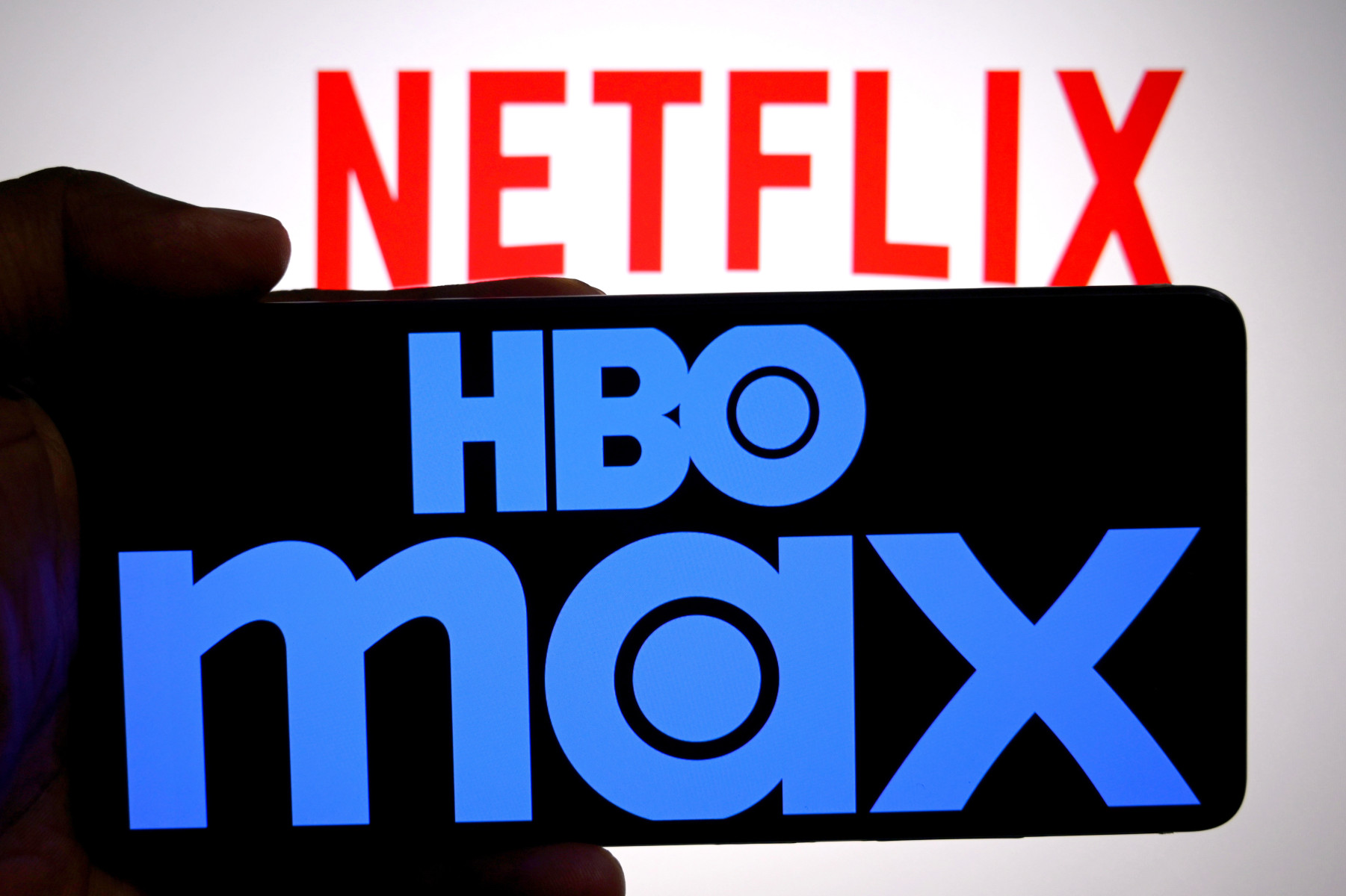 Netflix приобретает Warner Bros: что ждет подпи