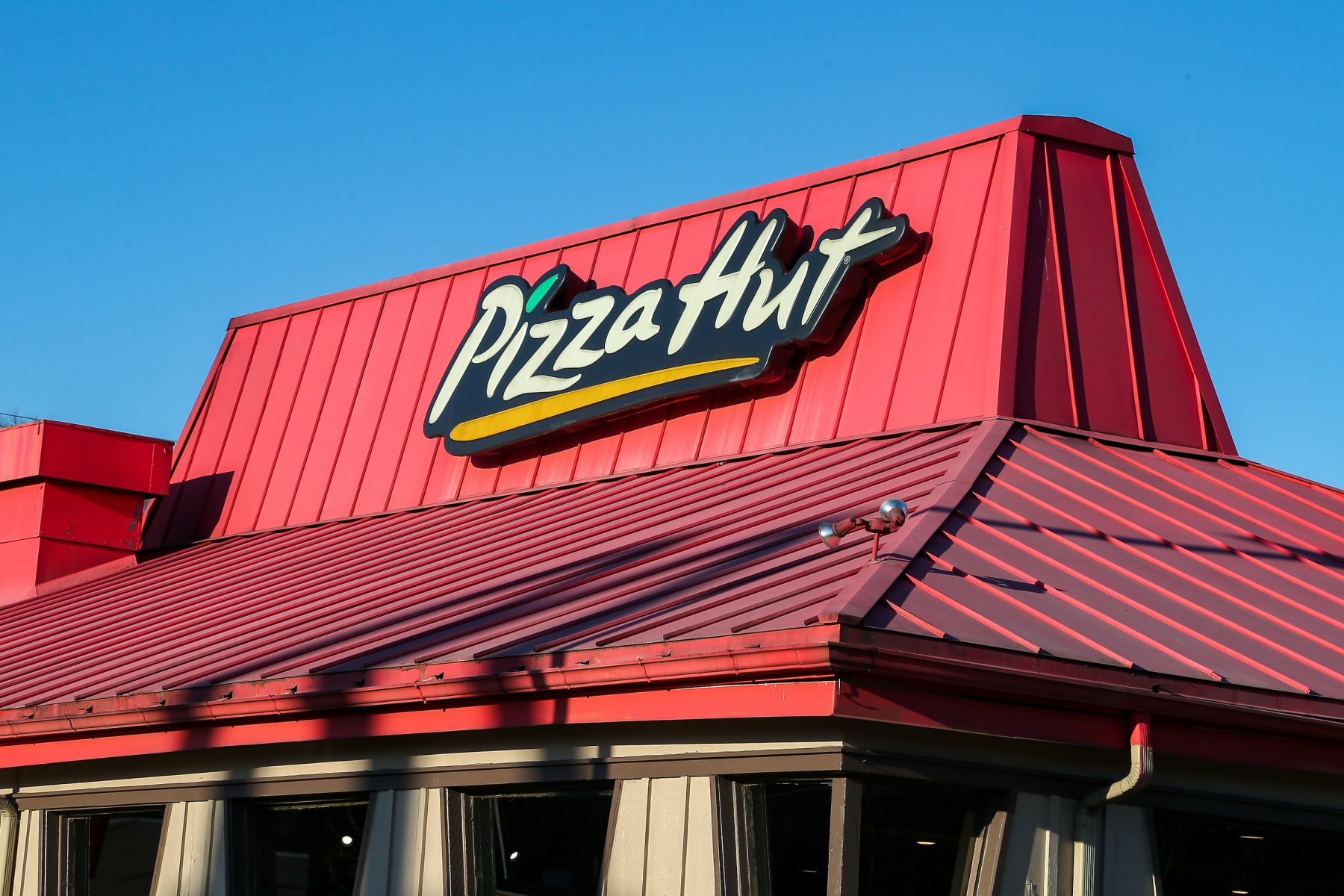Pizza Hut закроет 250 ресторанов в США: что э