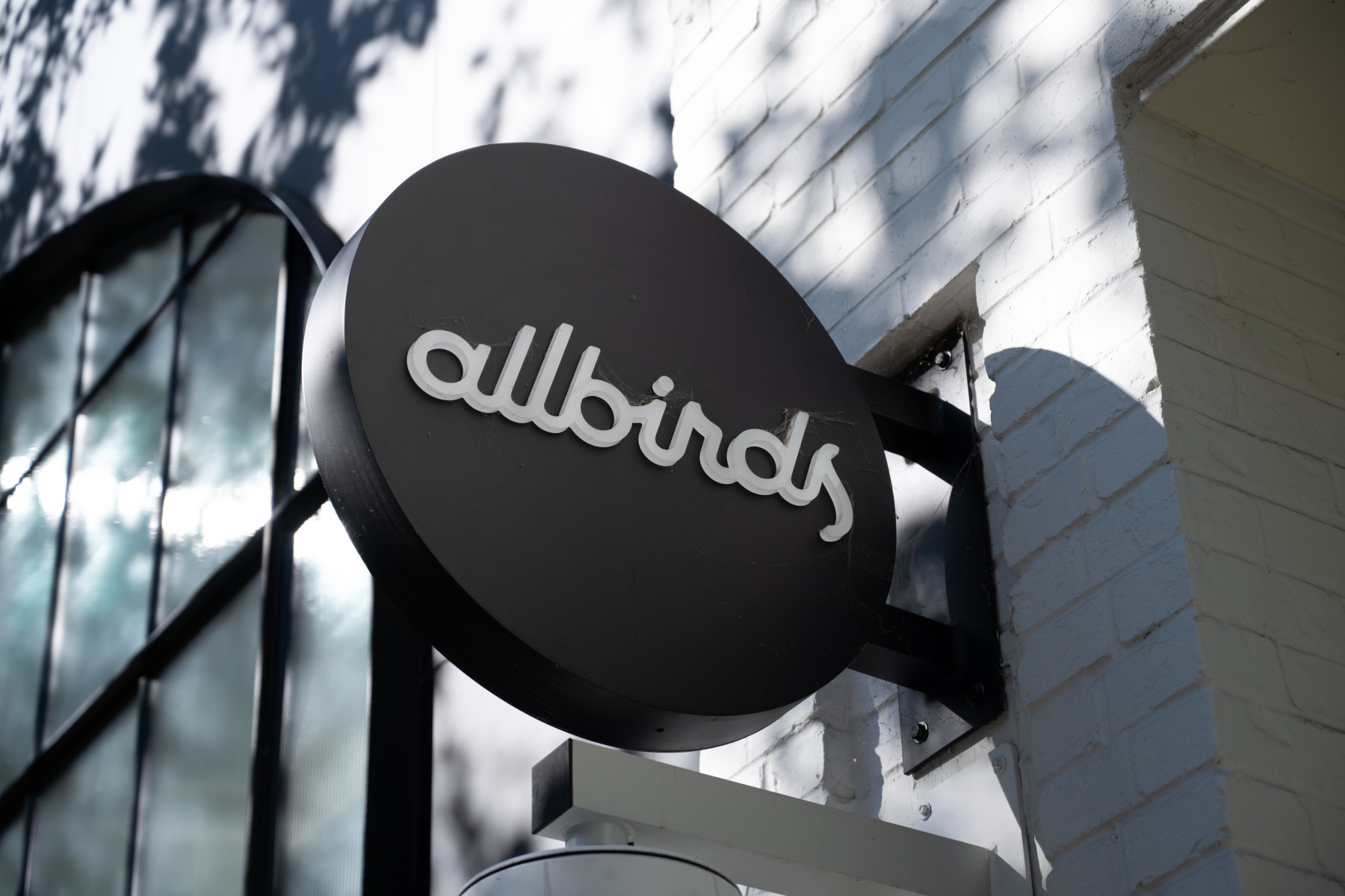 Allbirds переходит на ИИ, акции взлетели н