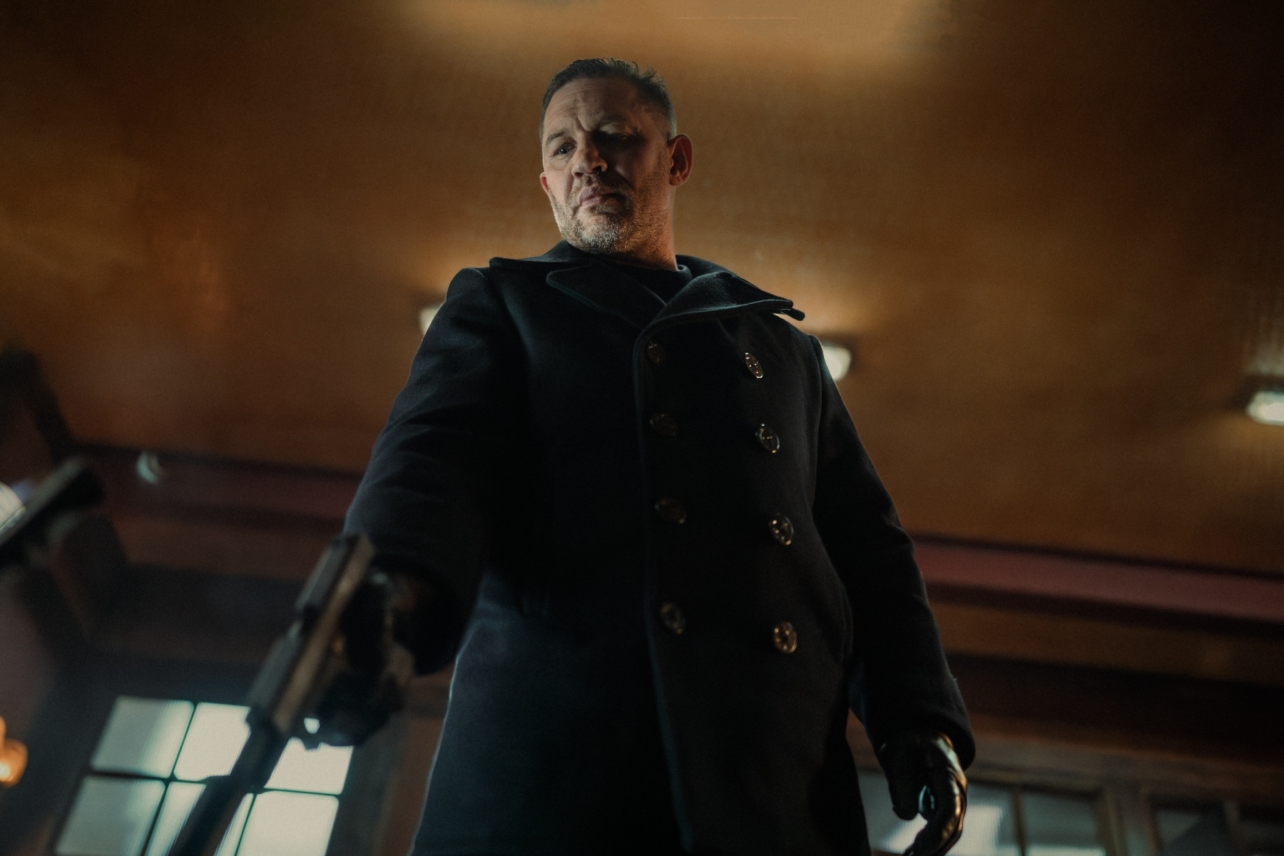 Том Харди покинул сериал Mobland из-за кон