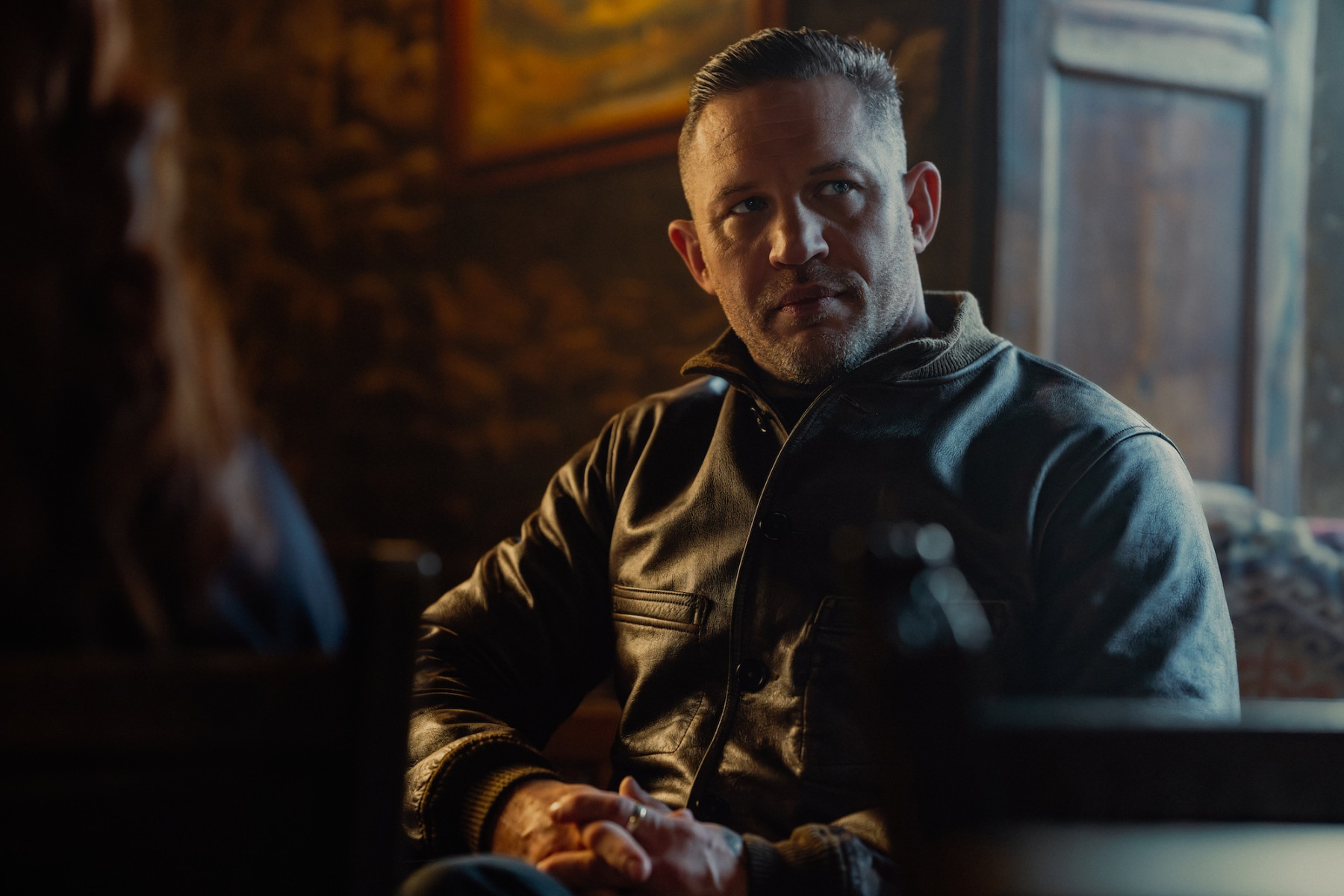 Том Харди покинул сериал Mobland из-за кон