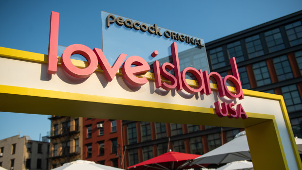 The translation of the text «Какую зарплату получают участники Love Island и приз победителей» into Finnish is: «Minkälaista palkkaa Love Islandin osallistujat saavat ja mitä voittajat saavat palkinnoksi»