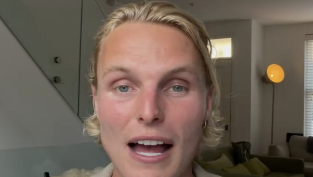 Участник Love Island UK Джордж покинул виллу по семейным причинам