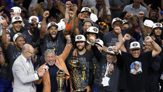 Нью-Йорк празднует первую победу Knicks в НБА за 53 года